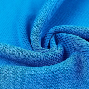 Makroaufnahme von blauem Rippstrick-Stoff mit hoher Elastizität für Strandkleider