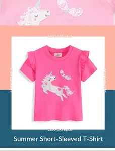 Detailansicht eines pinkfarbenen Mädchen-T-Shirts mit Einhorn- und Schmetterlingsstickerei