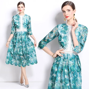 Robe Midi Élégante En Dentelle Florale Pour Femmes Avec Broderie Col Montant Et Manches Trois Quarts