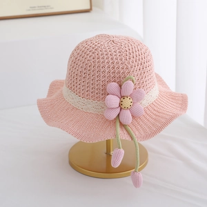 Detail eines rosa Strohhuts für Mädchen mit weißer Spitze und Sonnenblumen-Applikation