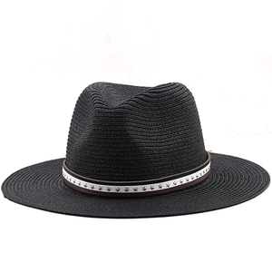 Détail d'un chapeau Panama en paille noire avec un ruban décoratif à motifs d'étoiles