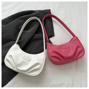 Détail des sacs demi-lune blanc et rose magenta en cuir PU avec fermeture à glissière
