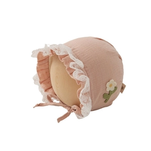 Cappellino neonato in garza di cotone rosa con bordo in pizzo floreale e laccetti