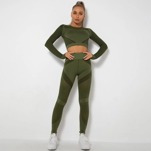 Dettaglio completo yoga senza cuciture verde militare con maglia e tessuto a costine