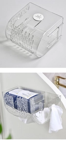 Wandmontierte transparente Taschentuchbox mit U-Schlitz und Belüftungslöchern im Detail