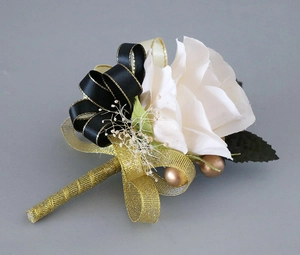 Vue détaillée d'une boutonnière faite main en rose blanche avec perles dorées pour mariage