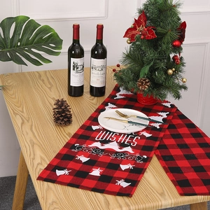 Chemin de table de Noël à carreaux rouge et noir avec sapins blancs et texte WISHES