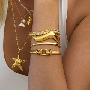 Set gioielli dorati con collana pendente stella marina e bracciale rigido perla