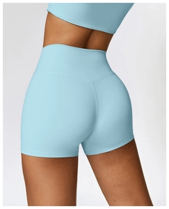 Dettaglio degli shorts da yoga a vita alta azzurri con design push-up e vestibilità aderente