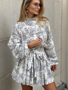 Robe courte à imprimé Toile de Jouy avec manches lanternes et ceinture en blanc et gris