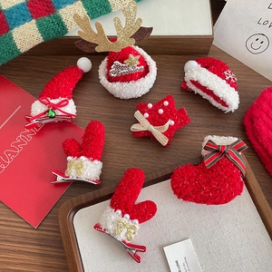 Christmas felt hair clip set with reindeer antlers and festive hats on a wooden tray