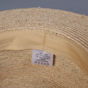 Détail de l'intérieur du chapeau en raphia avec étiquette taille M et bandeau