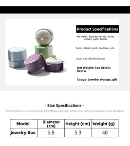 Vue macro de la boîte à bijoux cylindrique en velours avec dimensions et détails