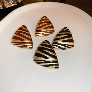 Clous d'oreilles triangulaires plaqués or avec motifs de rayures de tigre et de zèbre