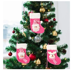 Chaussettes de Noël roses avec Père Noël, bonhomme de neige et renne sur le sapin