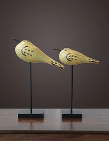 Détail de sculptures d'oiseaux nordiques avec glaçure craquelée sur des supports noirs