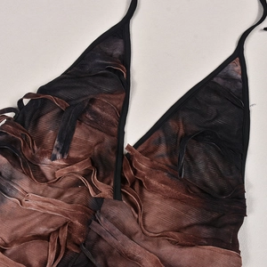 Nahaufnahme des braun-schwarzen Mesh-Halter-Bodys mit gerafften Texturen