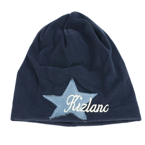 Berretto in maglia blu scuro con toppa a stella azzurra e ricamo Kizlanc su sfondo bianco