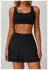 Detail eines schwarzen Yoga-Rocks mit hoher Taille und fein plissiertem, doppellagigem Saum