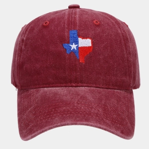 Détail de la broderie drapeau du Texas sur une casquette en coton lavé bordeaux