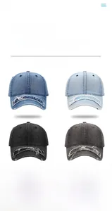 Dettaglio di cappellini in denim lavato con visiere strappate e selezione di colori