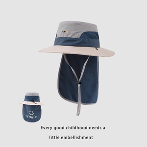 Détail du rabat de protection du cou avec imprimé Smile sur le chapeau pour garçon