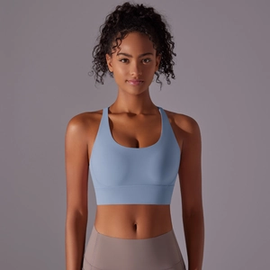 Vista frontale del reggiseno sportivo azzurro con schiena incrociata e spalline larghe fitness
