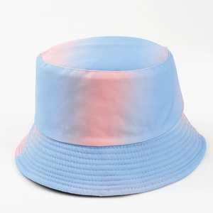 Détail du bob dégradé rose et bleu avec des coutures de renfort sur le bord du chapeau
