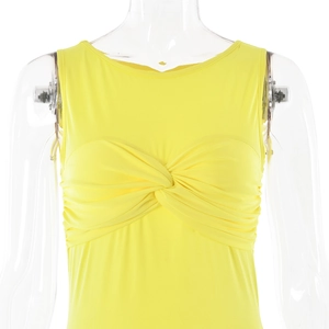 Détail d'une robe jaune sans manches avec un nœud torsadé élégant et un design froncé