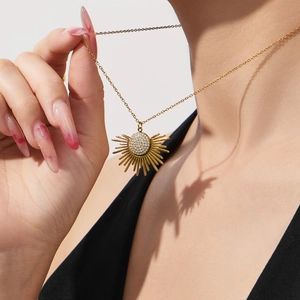 Collier élégant tournesol en acier inoxydable doré avec pendentif en zircon