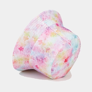 Détail rapproché du tissu tie-dye pastel et des coutures sur un chapeau bob en coton