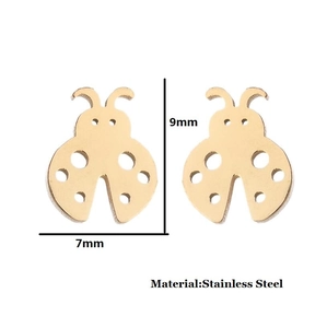 Orecchini a perno a forma di coccinella dorata in acciaio inox misura 9mm x 7mm