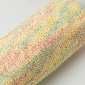 Détail macro du tissu en maille arc-en-ciel montrant la texture douce et les rayures