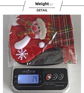 Mesure du poids de 14g pour une petite chaussette de Noël en peluche bonhomme
