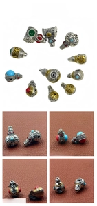 Detailansicht tibetischer Silberperlen mit Türkis-Inlay und Hohlgravur