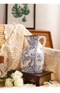 Dettaglio di un vaso in ceramica con motivo floreale blu e trama smaltata con crepe di ghiaccio