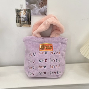 Détail du sac cabas en peluche violette avec anses roses et broderie You are loved
