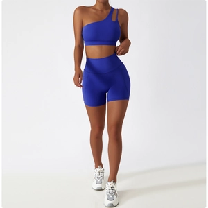 Détail du soutien-gorge de sport asymétrique bleu marine et du short de yoga taille haute
