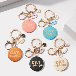 Détail des porte-clés en bois CAT MAMA avec breloques de chat et fermoirs en métal