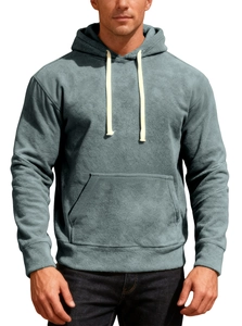 Dettaglio della felpa in pile grigio blu da uomo con spessi cordini color crema