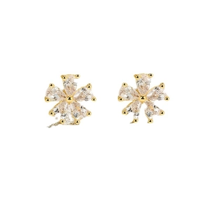 Minimalist five-petal flower stud earrings in gold metal with white clear gemstones