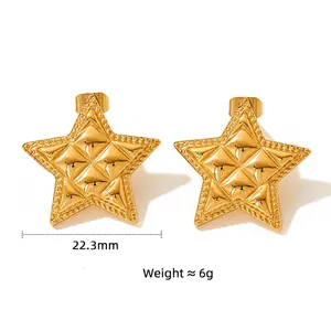 Boucles d'oreilles étoiles dorées avec texture matelassée et bordure perlée, 22,3mm