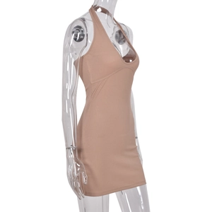 Dettaglio di mini abito beige allacciato al collo con maglia a coste e scollo a V