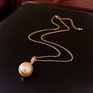 Détail du collier de perles plaqué or 18K avec zircons micro-pavés sur cuir noir