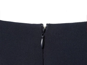 Nahaufnahme der hochwertigen Twill-Stoffstruktur und des verdeckten Reißverschlusses am Kleid