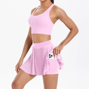 Détail de l'ensemble de yoga rose montrant la poche cachée pour téléphone dans la jupe