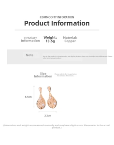 Vue détaillée des boucles d'oreilles goutte dorées 18K avec perles et texture martelée