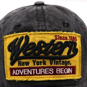 Dettaglio del cappello jazz in cotone lavato con toppa ricamata Western 1985 stile vintage