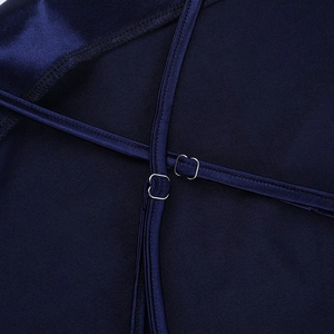 Détail des fines bretelles réglables et boucle métal sur cette robe en satin bleu marine