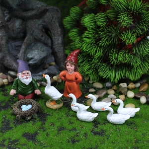 Gartenzwerge Miniaturen Set mit Harzzwergen, weißen Gänsen und Vogelnest Deko